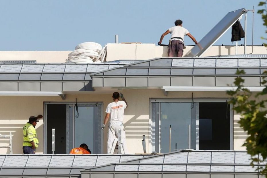 Fotografía de jóvenes trabajando en fachada